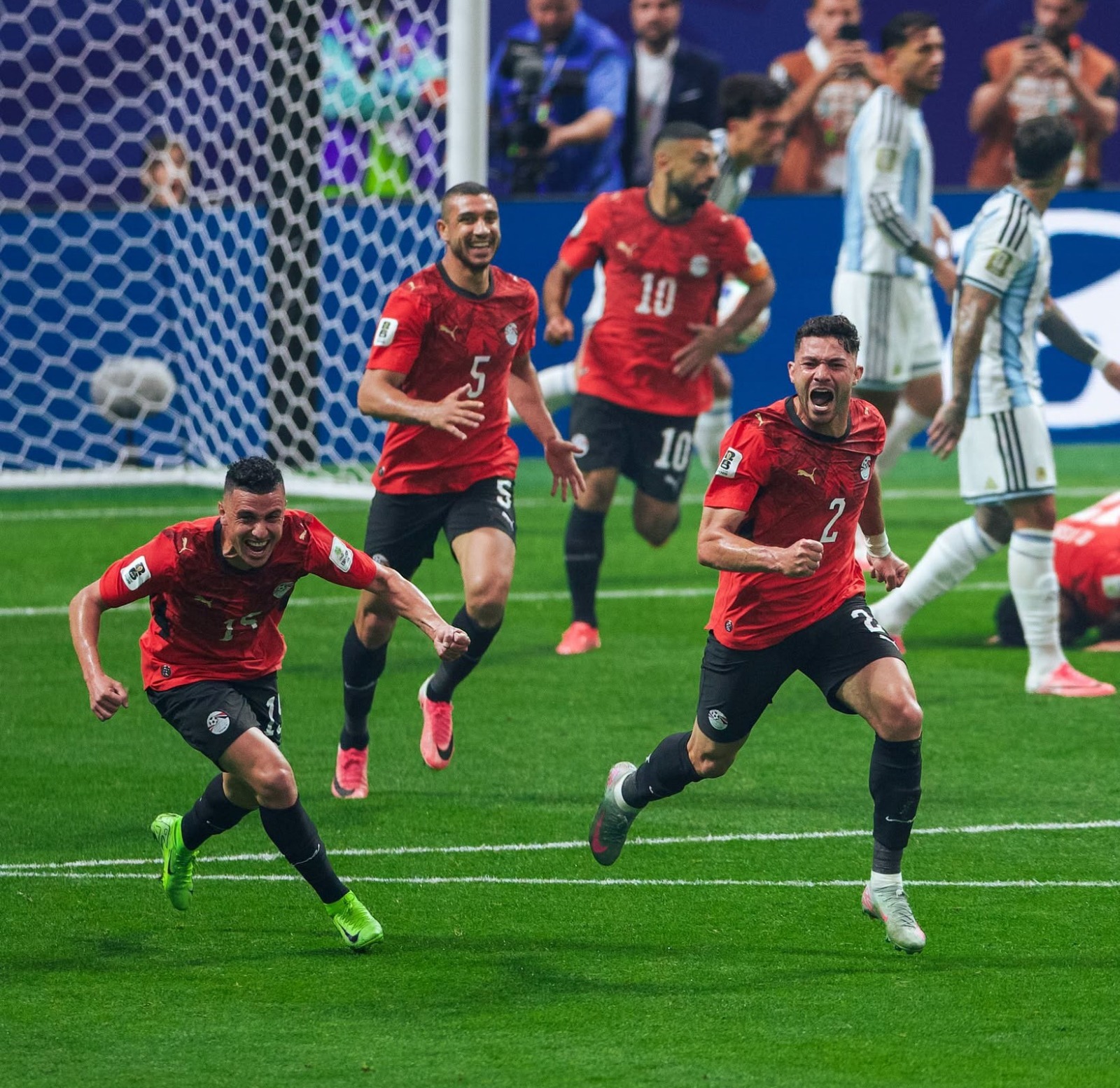 احتفال ياسر إبراهيم لاعب مصر مع زملاءه بعد تسجيل الهدف الأول في مرمى الأرجنتين بكأس العالم - 7 يوليو 2026