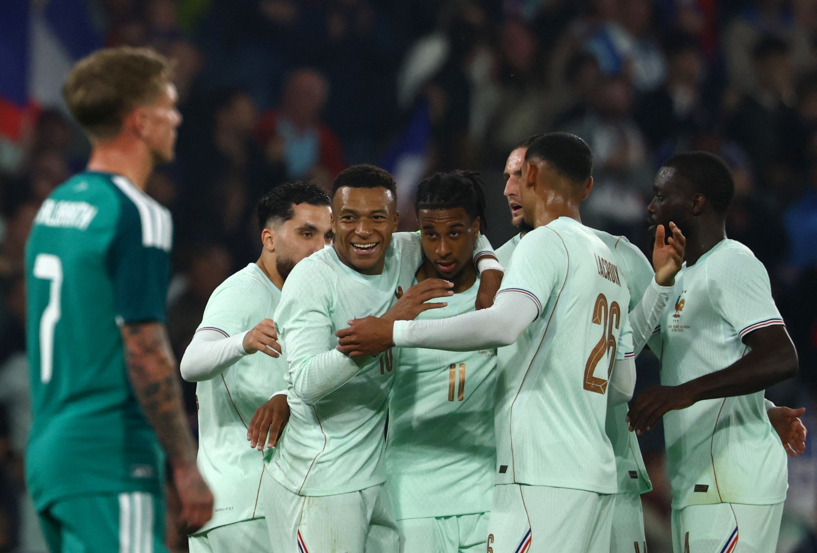 احتفال لاعبي فرنسا بهدف مايكل أوليس في مباراة إيرلندا الشمالية الودية - 8 يونيو 2026