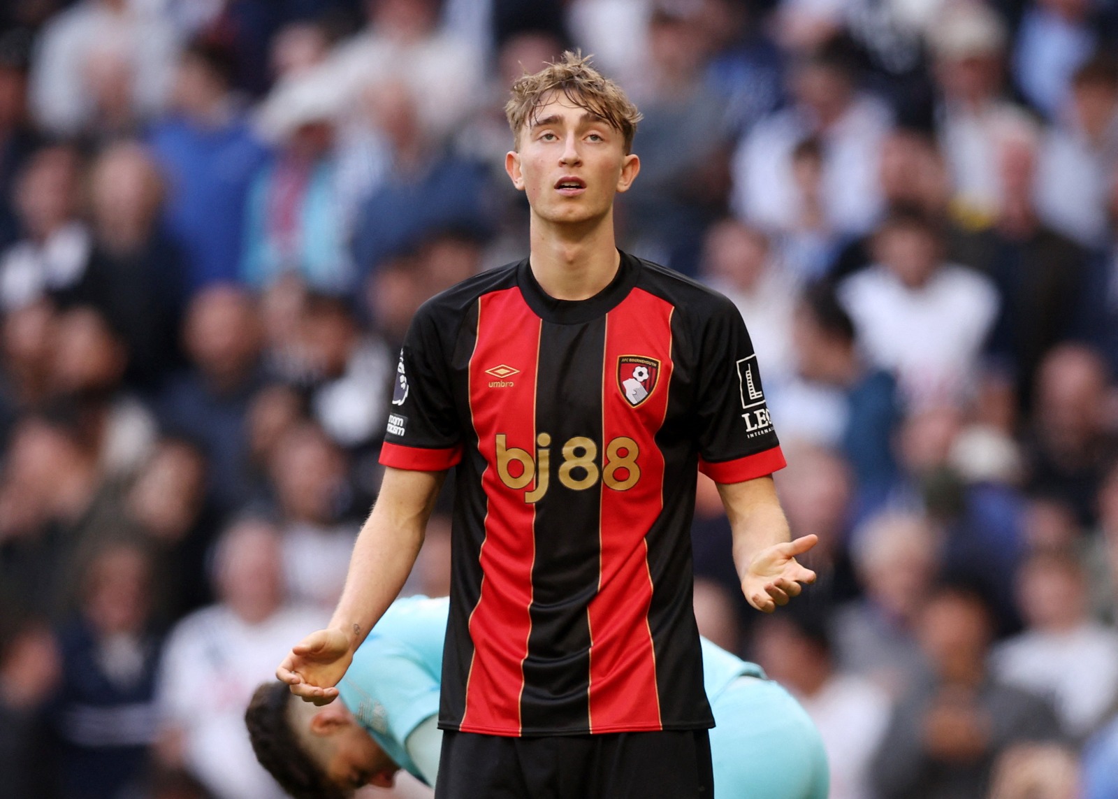 دين هويسين مدافع بورنموث خلال مباراة توتنهام هوتسبير - 9 مارس 2025