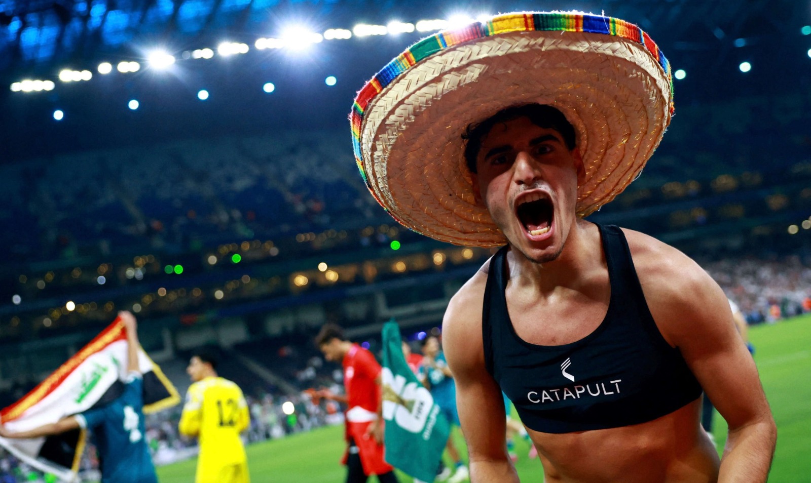 احتفال لاعب منتخب العراق ماركو حسين فرج بالتأهل لكأس العالم 2026 مرتدياً القبعة المكسيكية سومبريرو