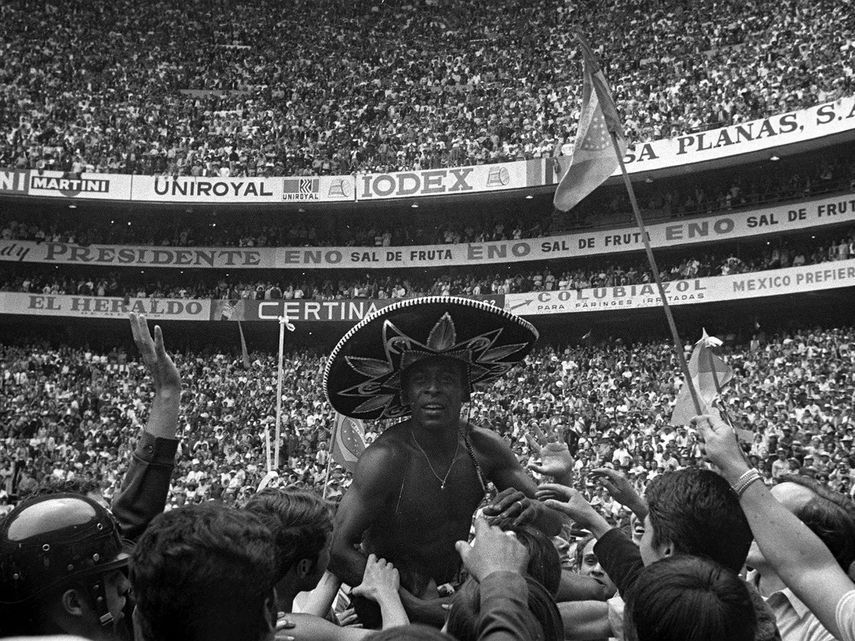 بيليه محمولا على الأكتاف في كأس العالم 1970 في المكسيك