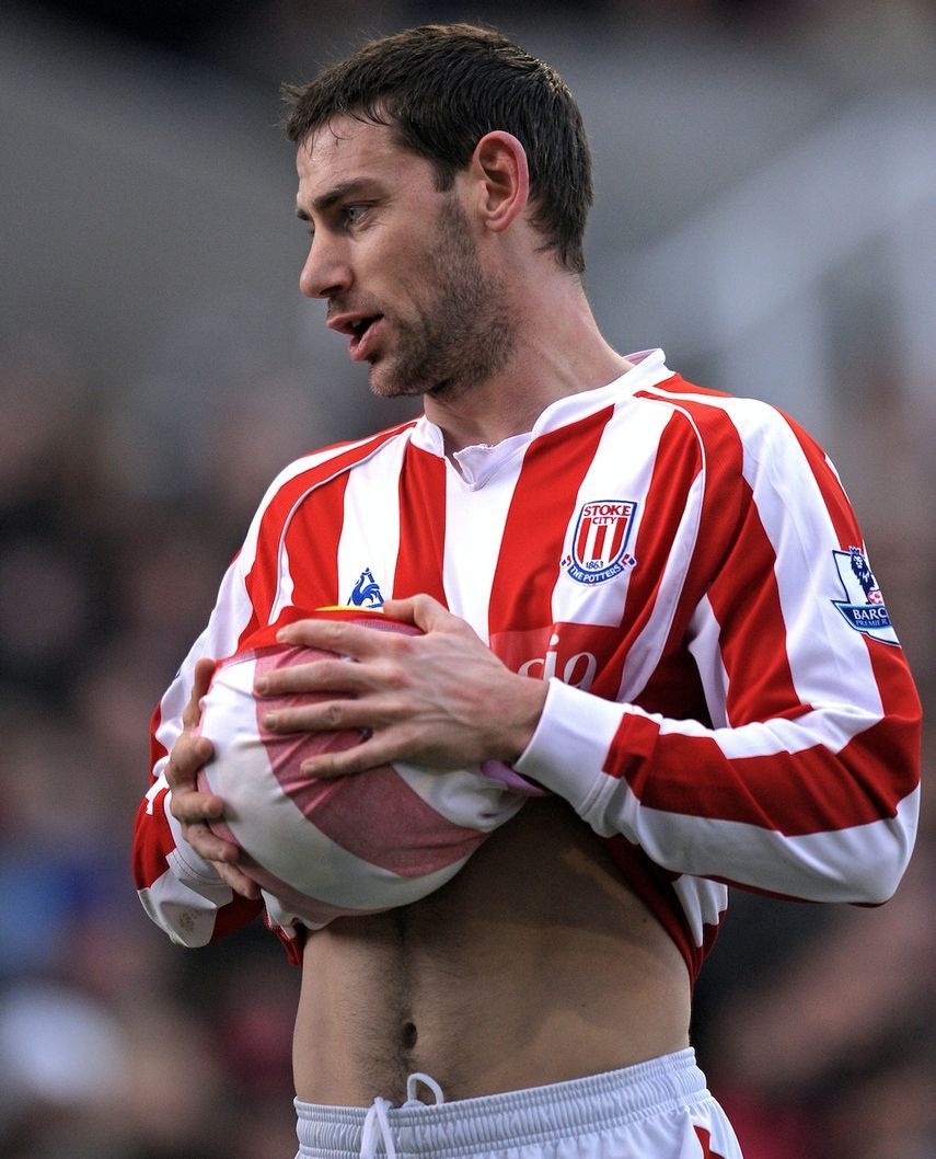 روري يجفف الكرة استعداداً لتنفيذ رمية تماس - AFP