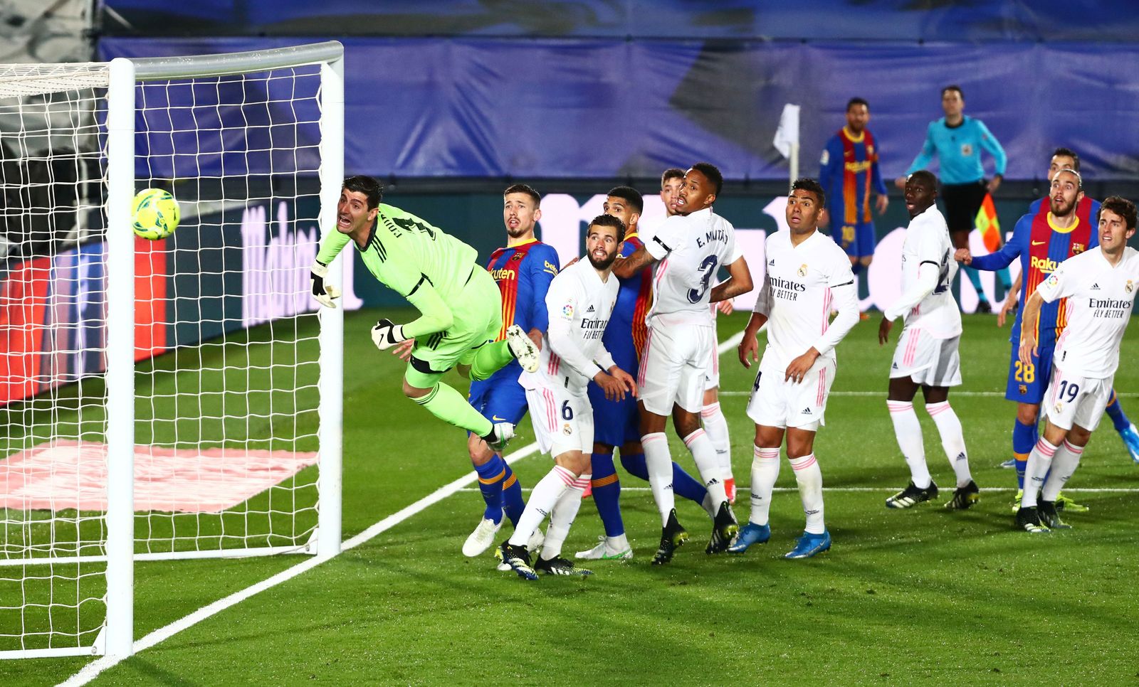 من آخر كلاسيكو في الموسم المنصرم بين ريال مدريد وبرشلونة (2-1)