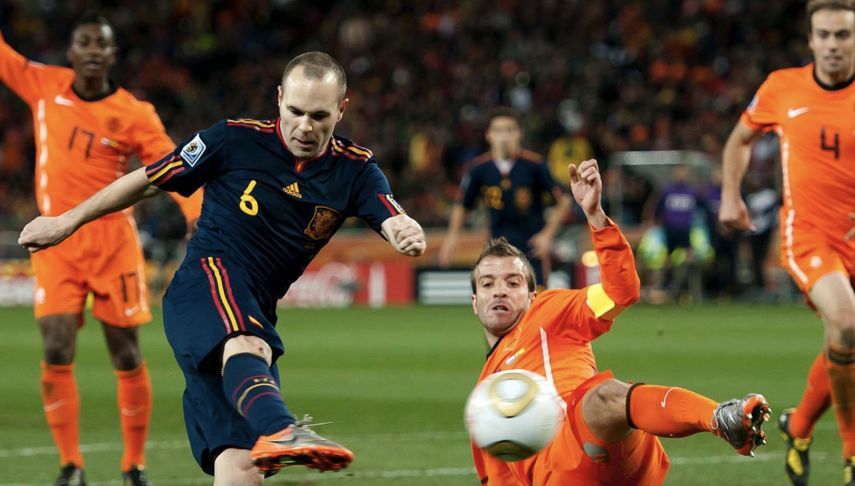 إنييستا يهرب من رقابة رافائيل فان دير فارت ويسجل هدف فوز اسبانيا على هولندا 2010