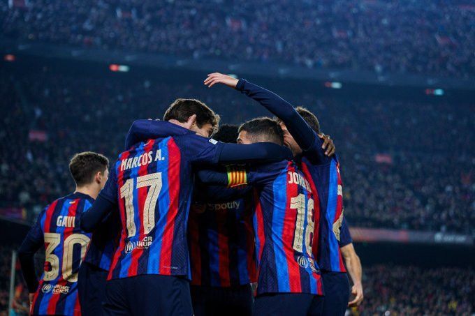 فرحة لاعبي برشلونة بهدف التعادل في شباك مانشستر يونايتد -16 فبراير 2023