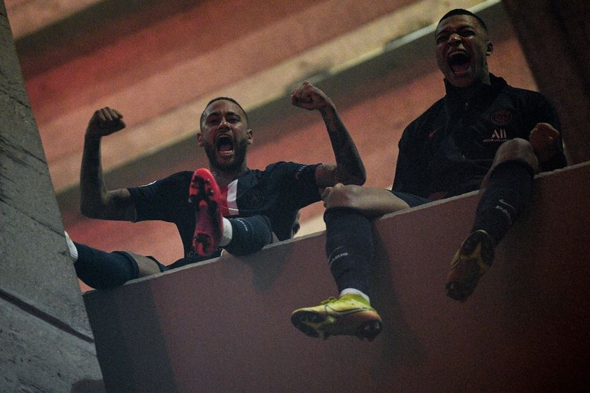 لاعبو باريس سان جيرمان يحتفلون مع أنصارهم بالتأهل أمام دورتموند رغم التحذيرات من خطر كورونا - AFP