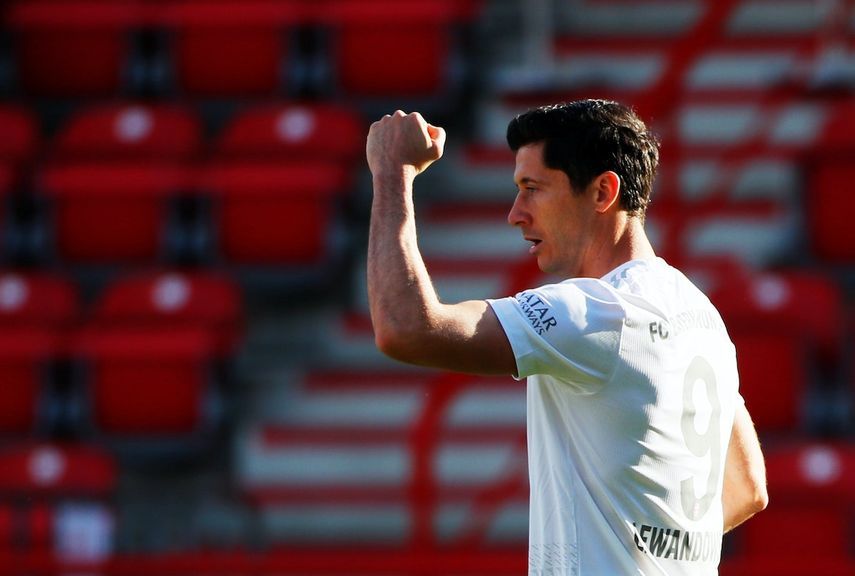 مهاجم بايرن ميونيخ البولندي روبرت ليفاندوفسكي يحتفل بتسجيله هدف الافتتاح في شباك أونيون برلين - AFP