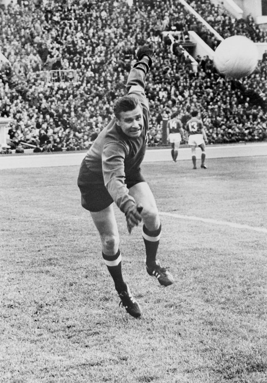 الحارس الروسي الأسطوري ليف ياشين أثناء عملية الإحمائ قبل مباراته مع المنتخب الروسي في 1 يونيو 1971 , AFP