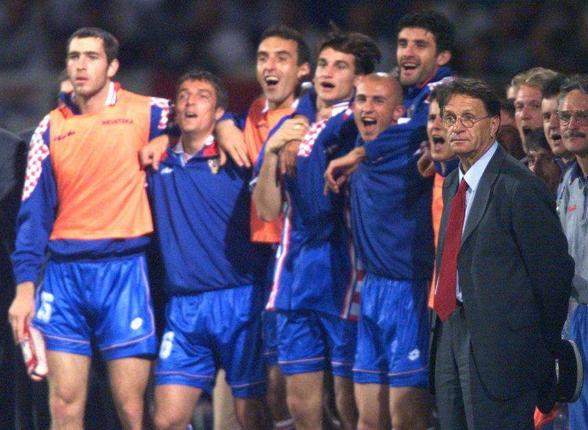 ميروسلاف بلازيفيتش (يمين) يقف إلى جانب لاعبي كرواتيا وهم يحتفلون بفوزهم على ألمانيا في ربع نهائي كأس العالم - 4 يوليو 1998