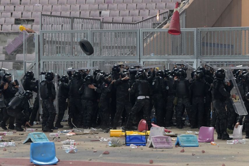 شرطة مكافحة الشغب تحتمي خلال صدام مع مشجعين للترجي أثناء المباراة ضد شبيبة القبائل بربع نهائي دوري أبطال إفريقيا - 29 أبريل 2023