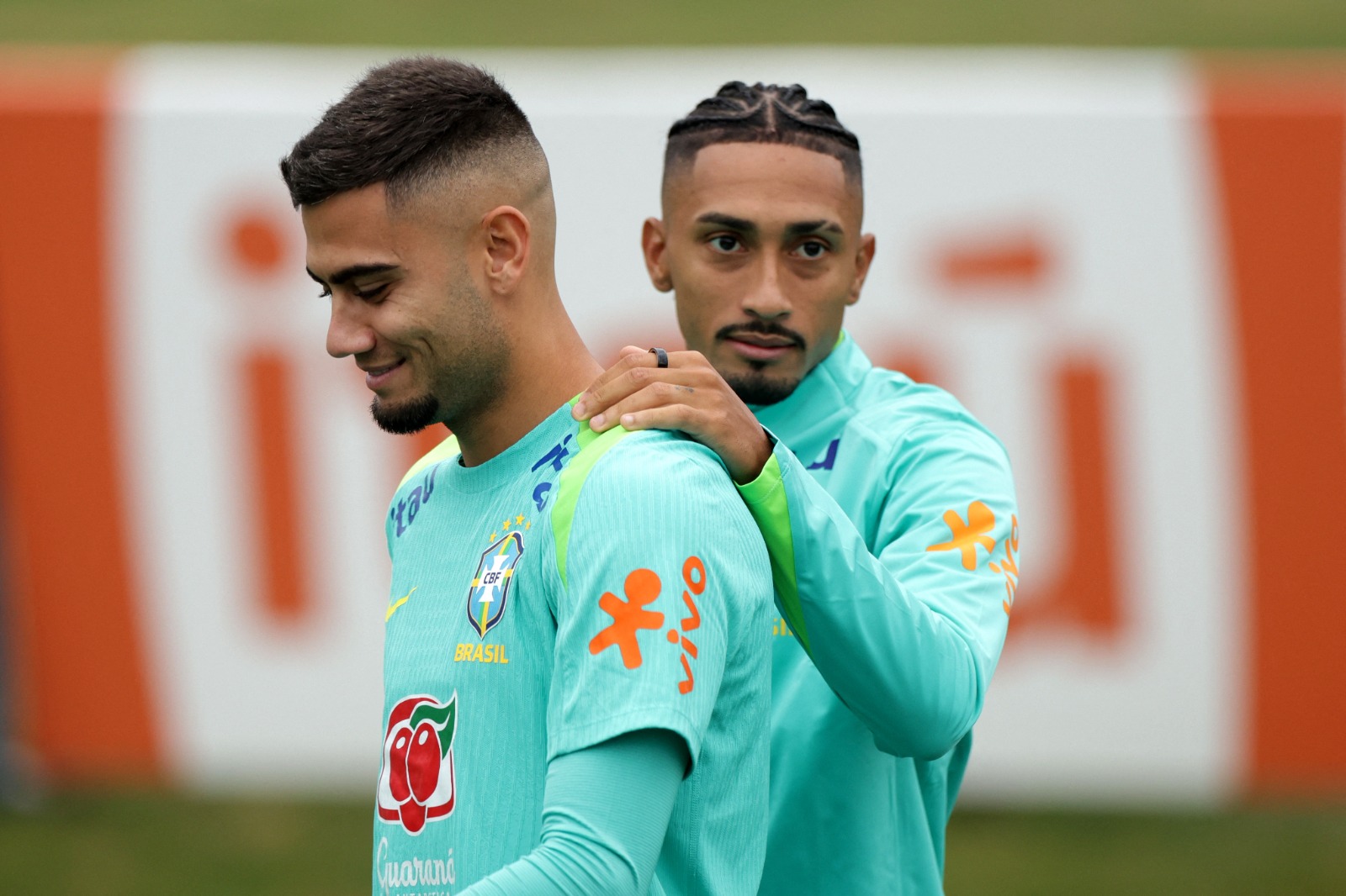 رافينيا وأندرياس بيريرا خلال حصة تدريبية لمنتخب البرازيل - 7 سبتمبر 2025