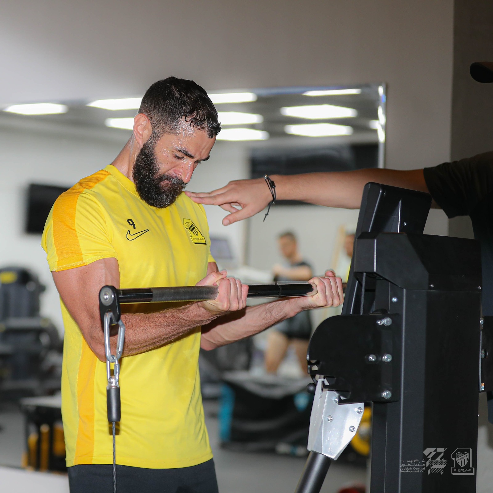 كريم بنزيما لاعب الاتحاد السعودي يتدرب في الصالة الرياضية
