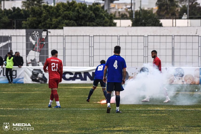 لاعبو الملعب التونسي والنجم الساحلي يبعدون إحدى الألعاب النارية التي ألقتها الجماهير على أرضية الملعب - 2 فبراير 2023