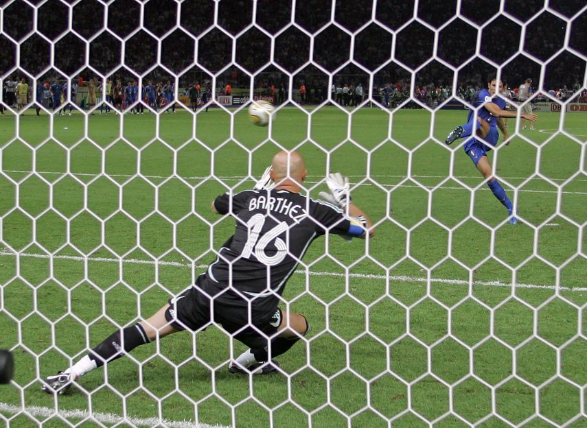 الإيطالي فابيو غروسو وتسديد ركلة ترجيح الحسم في نهائي كأس العالم ألمانيا 2006 ضد فرنسا