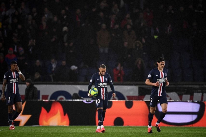 لاعبا باريس سان جيرمان، إدينسون كافاني (على اليمين) مهاجم منتخب الأورغواي والمهاجم البرازيلي نايمار (على اليسار) - AFP" sizes="100vw