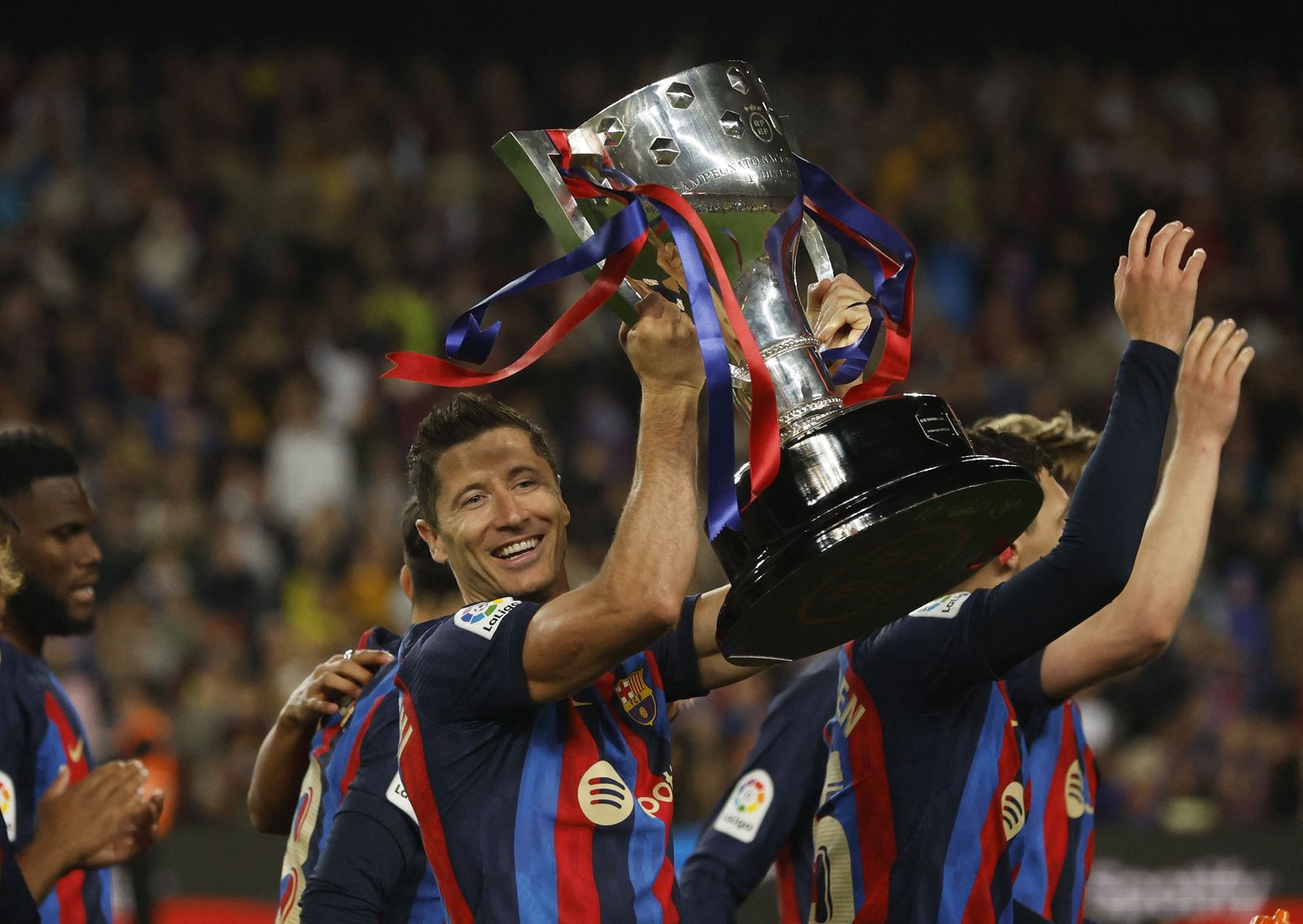 روبرت ليفاندوفسكي يحمل كأس الدوري الإسباني بعد مباراة بين برشلونة وريال سوسيداد - 20 مايو 2023