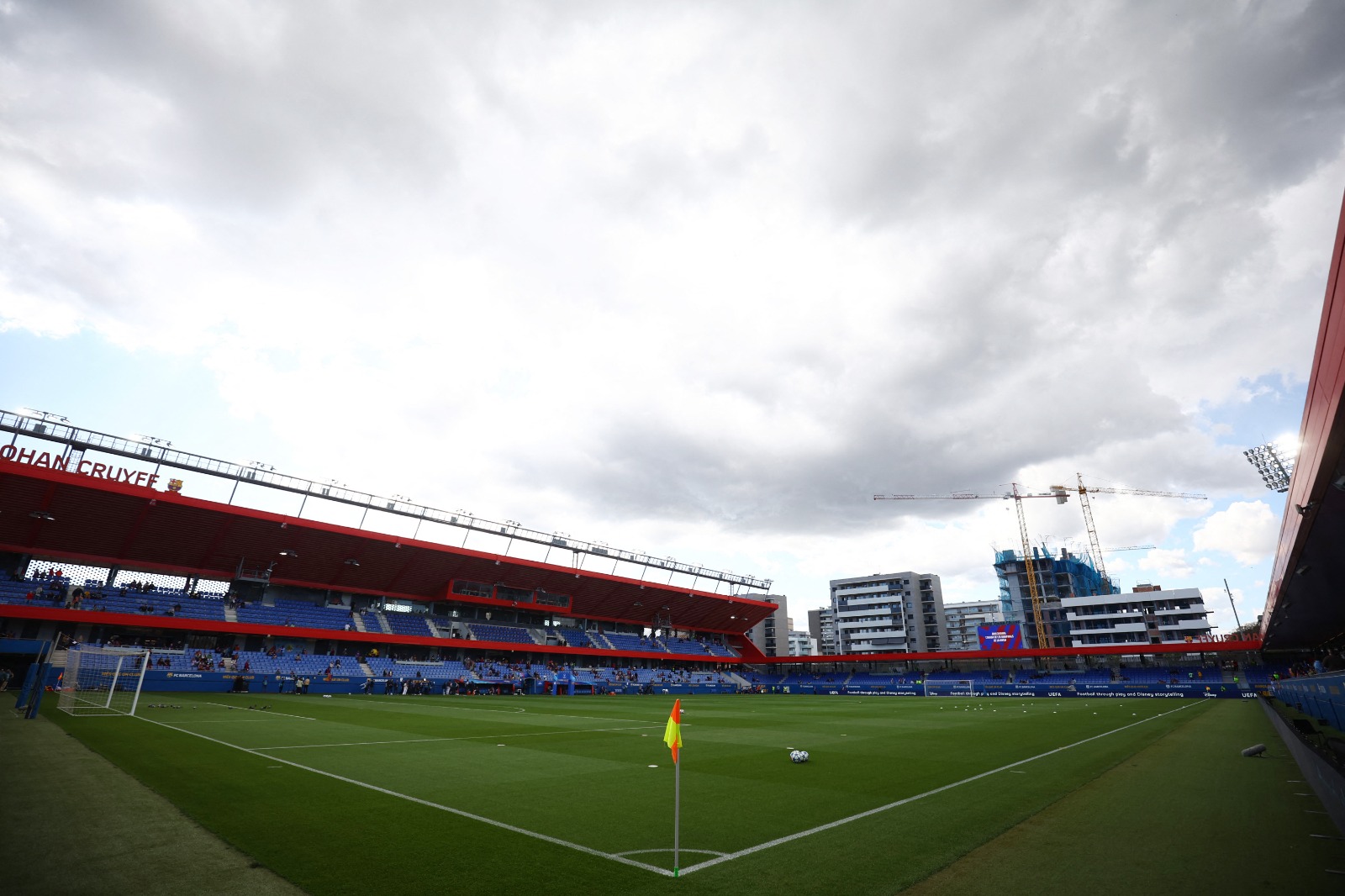 ملعب يوهان كرويف قبل مباراة ذهاب نصف نهائي دوري أبطال أوروبا للسيدات بين برشلونة وتشيلسي - 20 أبريل 2025