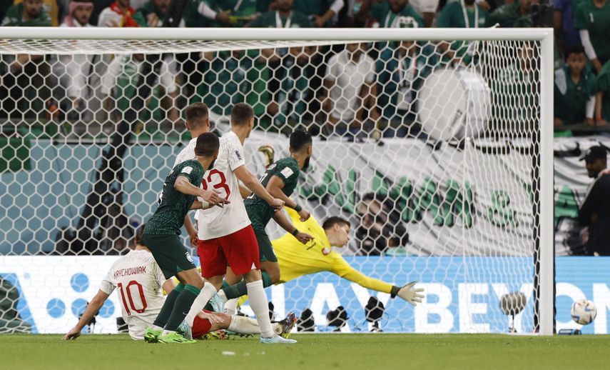 السعودي عبد الإله المالكي يسدد من خارج منطقة الجزاء على مرمى بولندا - 26 نوفمبر 2022