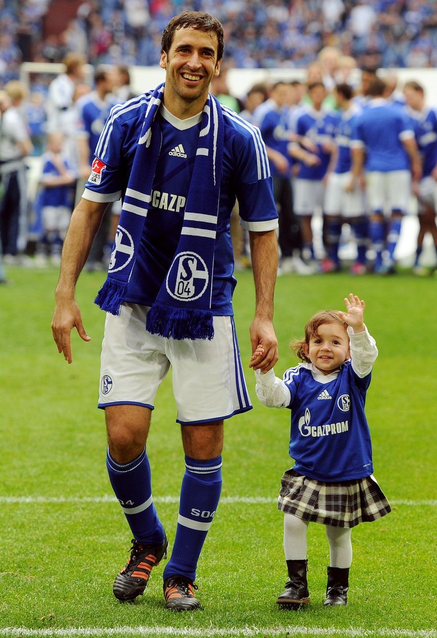 راوول غونزاليس بقميص نادي شالكه 04 الألماني في مباراته الوداعية  - AFP