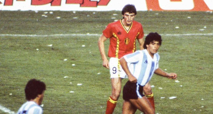 إيروين فاندينبيرج ومارادونا في مونديال 1982