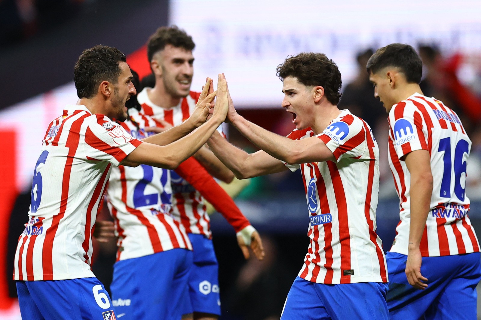 خوليان ألفاريز (إلى اليمين) لاعب أتلتيكو مدريد يحتفل بهدفه أمام برشلونة في كأس ملك إسبانيا - 12 فبراير 2026