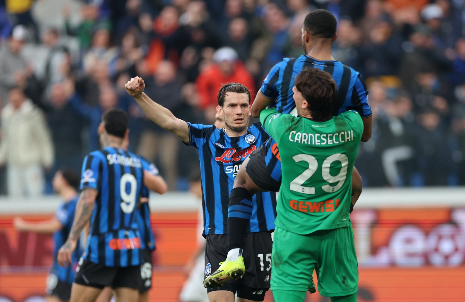 لاعبو أتالانتا يحتفلون بعد الفوز على نابولي في الدوري الإيطالي - 22 فبراير 2026