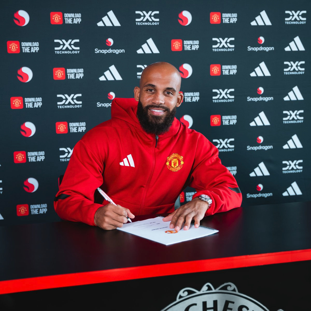 براين مبيومو لدى توقيع عقده مع مانشستر يونايتد - 21 يوليو 2025