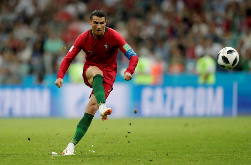 كريستيانو رونالدو يسدد الكرة مسجلاً الهدف الثالث للبرتغال أمام إسبانيا في كأس العالم 2018 - 15 يونيو 2018