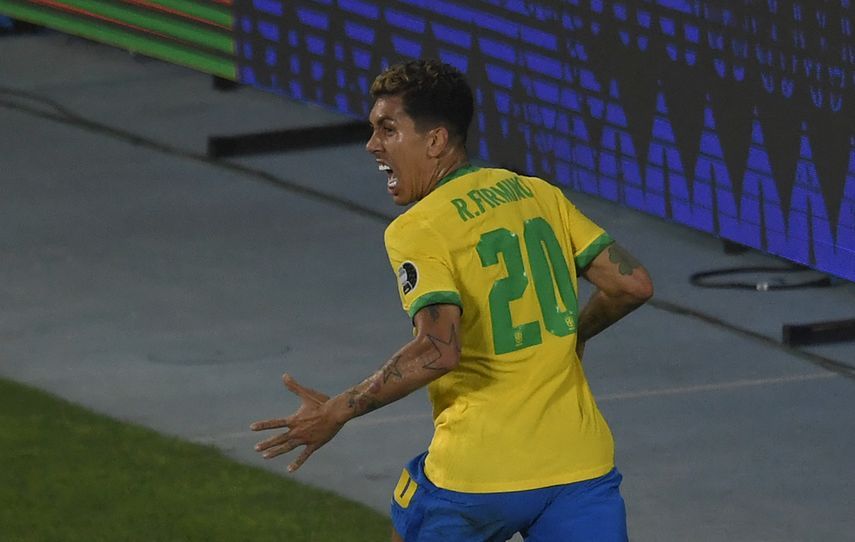 مهاجم منتخب البرازيل روبرتو فيرمينو يحتفل بعد تسجيله هدفاً في شباك كولومبيا