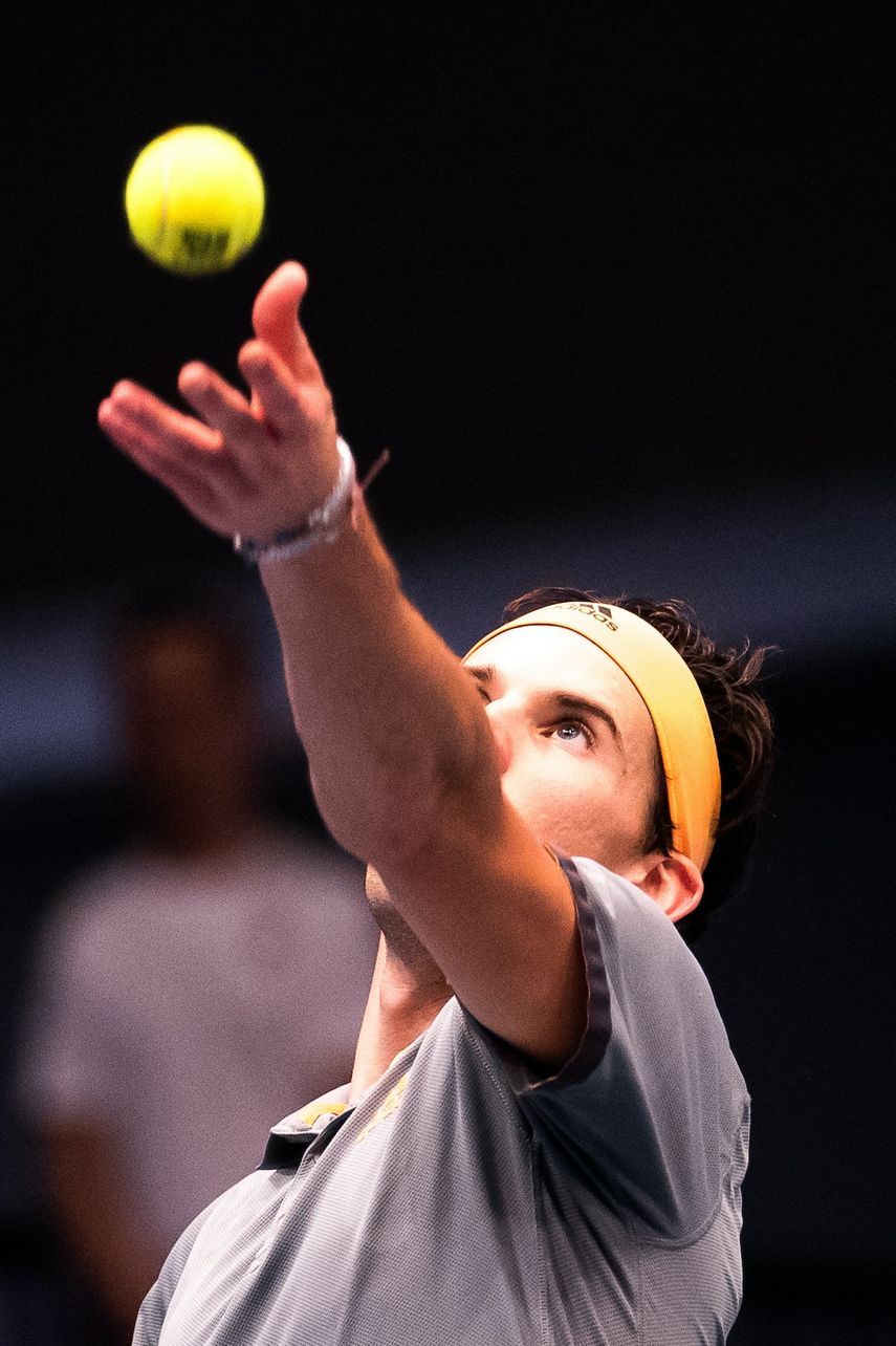 لاعب التنس النمساوي دومينيك تيم يتهيئ لضرب الكرة خلال إحدى المباريات - AFP