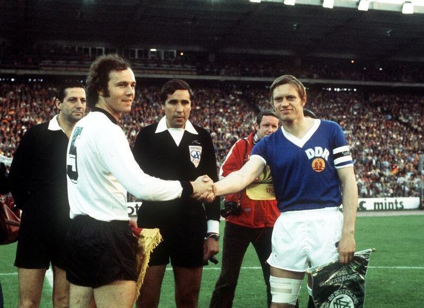 كابتن ألمانيا الغربية فرانز بيكنباور (يسار) يصافح كابتن ألمانيا الشرقية بيرند برانش قبل مباراة المنتخبين - 22 يونيو 1974