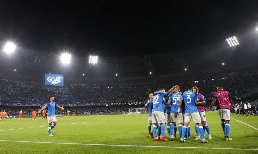 لاعب نابولي ليو أوستيجارد يحتفل مع زملائه بعد تسجيله هدفاً في شباك جلاسكو رينجرز