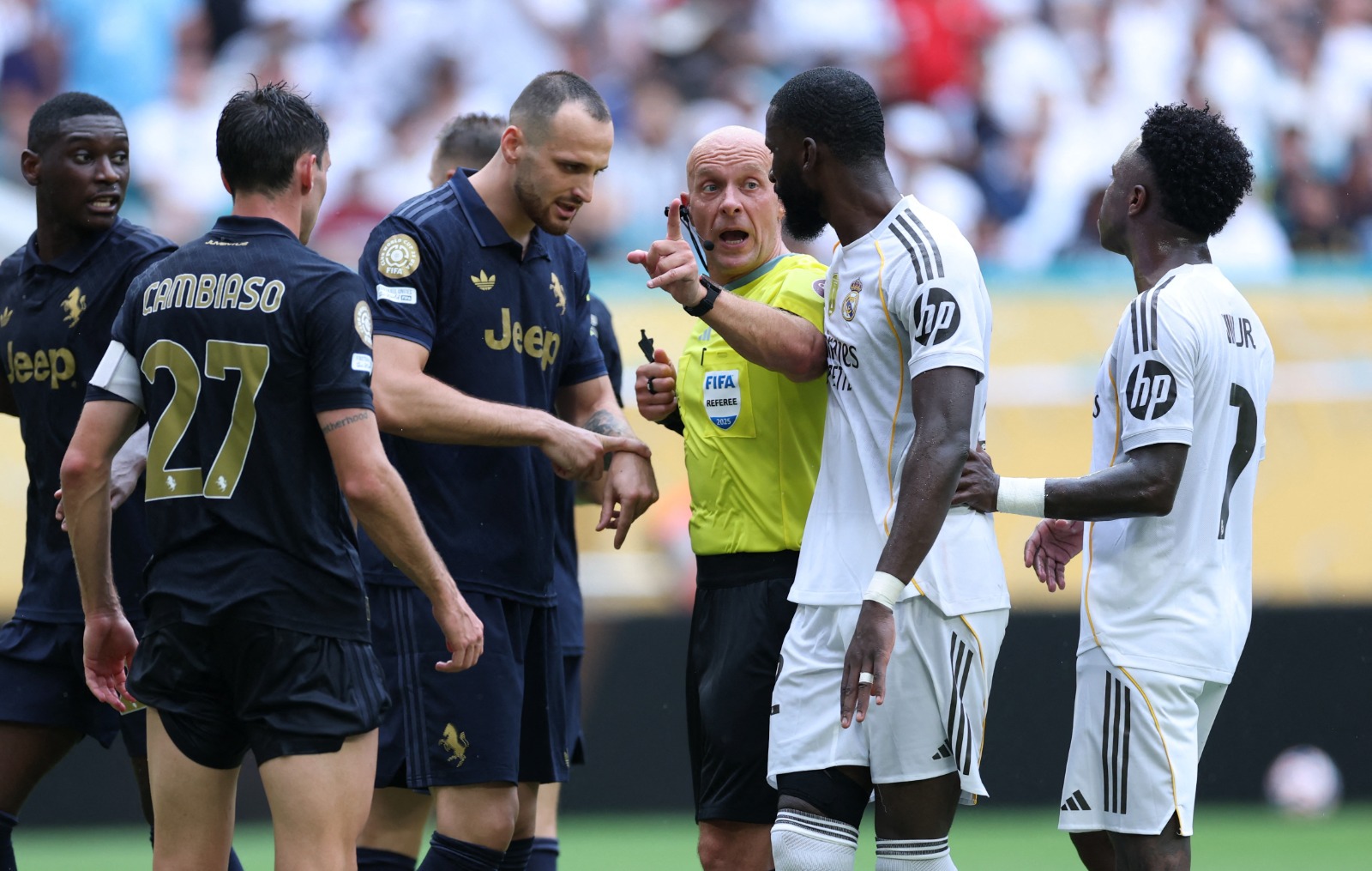 لاعبو ريال مدريد ويوفنتوس يتحدثون مع الحكم خلال مواجهة الفريقين في كأس العالم للأندية - 1 يوليو 2025