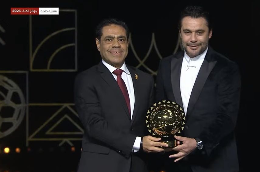 طارق قنديل يتسلم جائزة أفضل لاعب محلي في إفريقيا لعام 2023 نيابة عن بيرسي تاو من أحمد حسن