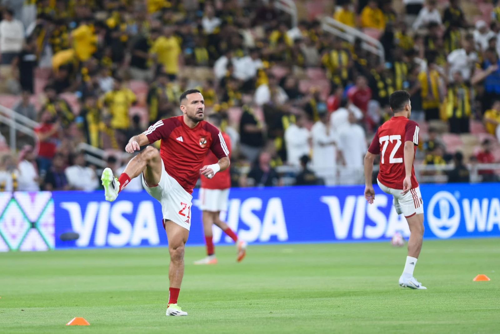علي معلول خلال الإحماء قبل مواجهة الأهلي والاتحاد السعودي في مونديال الأندية