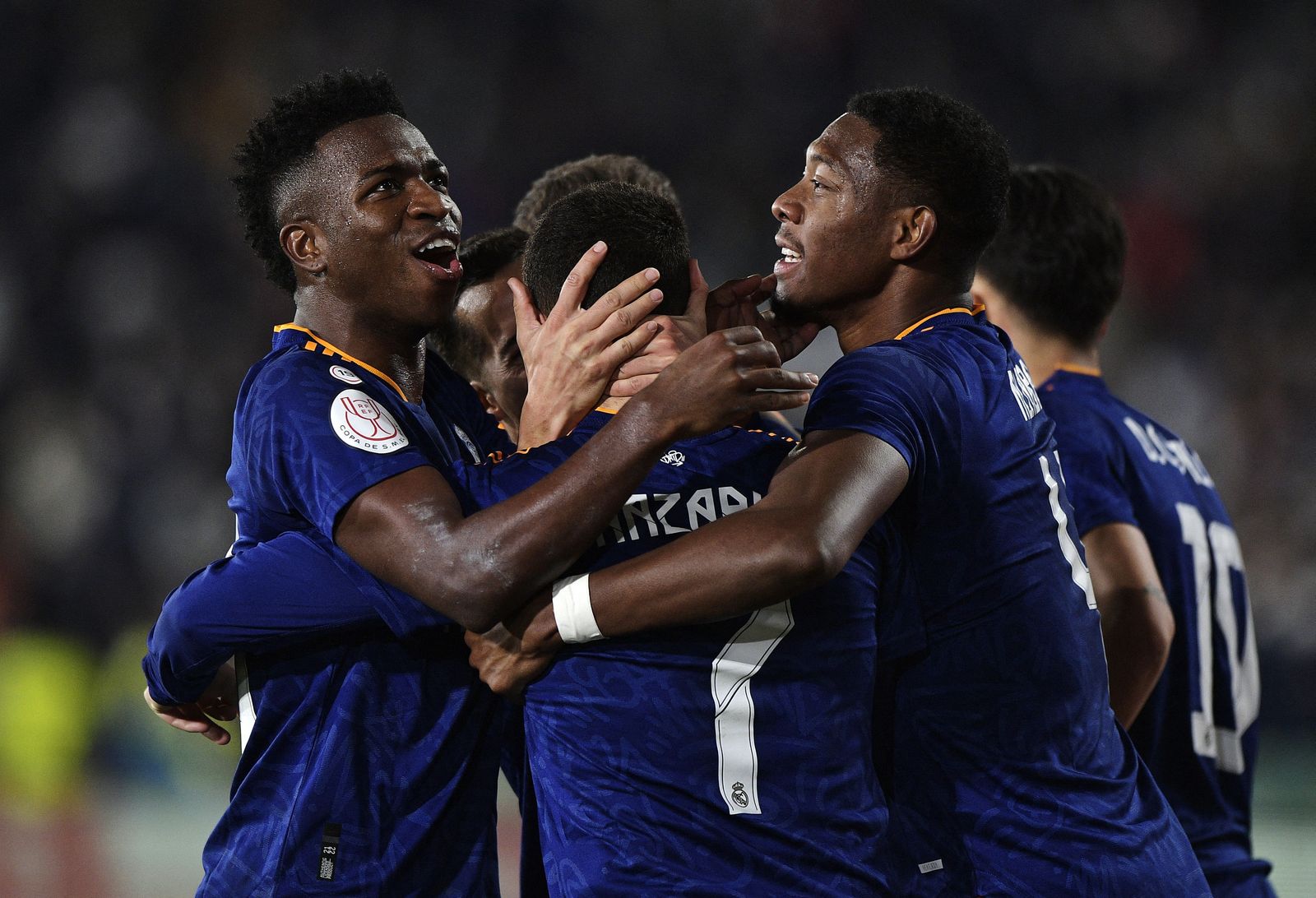 لاعب ريال مدريد إيدن هازارد يحتفل مع زملائه بعد تسجيله هدف الفوز في شباك إلتشي