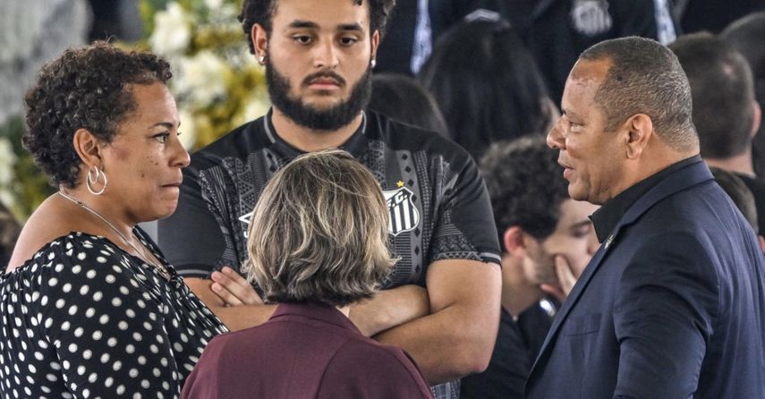 والد نيمار دا سيلفا يحضر جنازة بيليه ويواسي عائلته في ملعب نادي سانتوس 2-1-2023