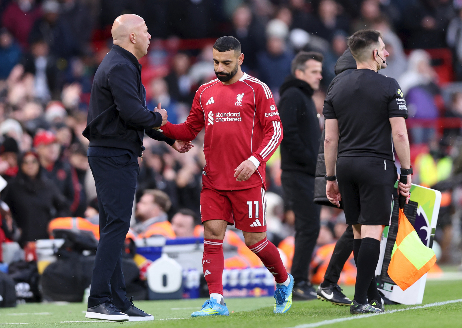 محمد صلاح يصافح مدرب ليفربول آرني سلوت خلال استبداله بعد إصابته أمام فولهام - 11 أبريل 2026