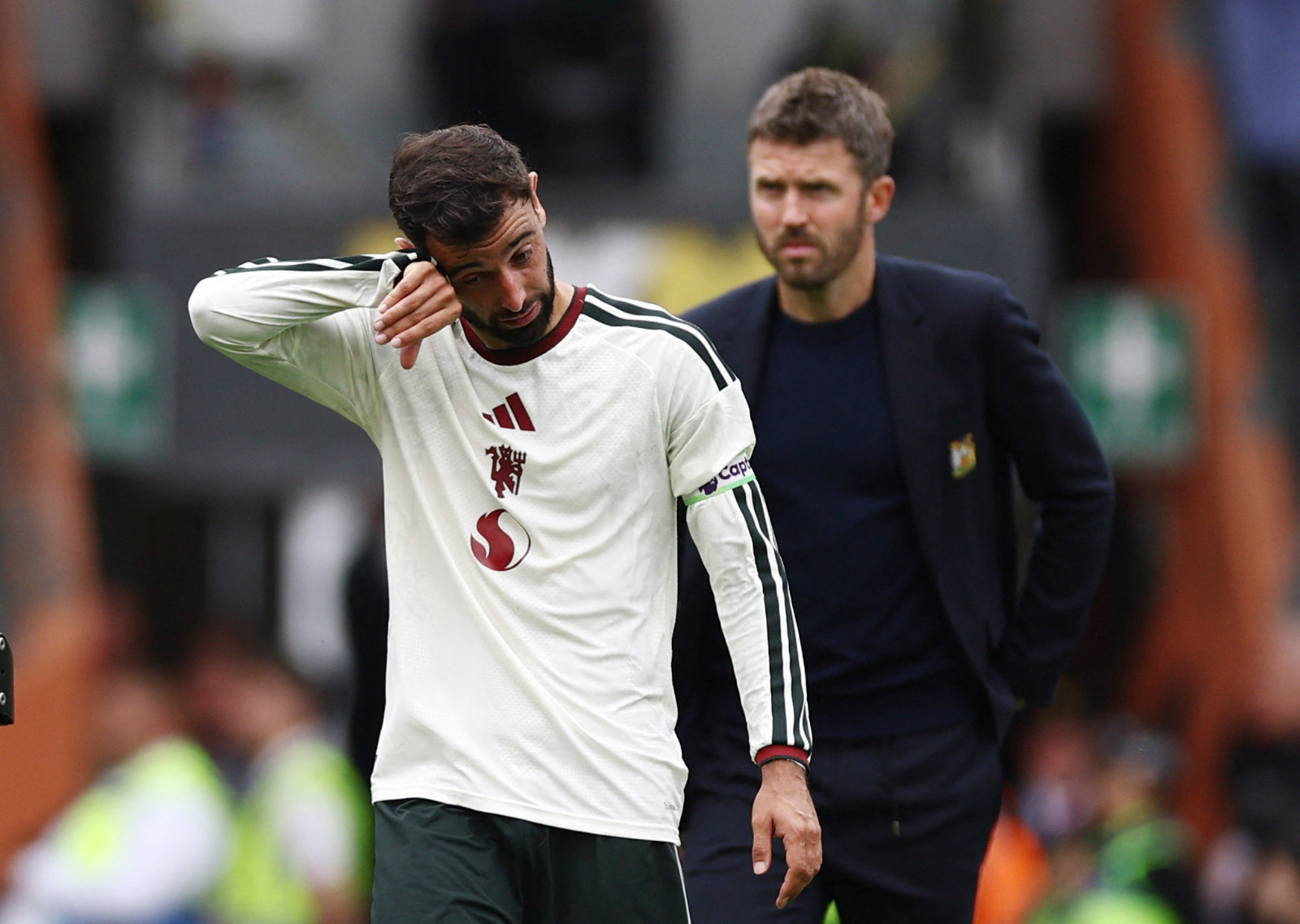 برونو فرنانديز محبطاً بعد هزيمة مانشستر يونايتد أمام هال سيتي وبدا خلفه المدرب مايكل كاريك - 22 أغسطس 2026