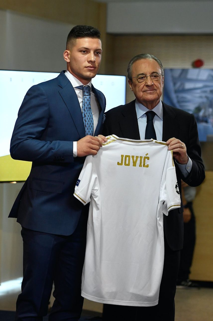 لوكا جوفيتش (يسار) إلى جانب رئيس ريال مدريد فلورنتينو بيريز (يمين) بعد تعاقده رسمياً مع النادي الملكي - AFP