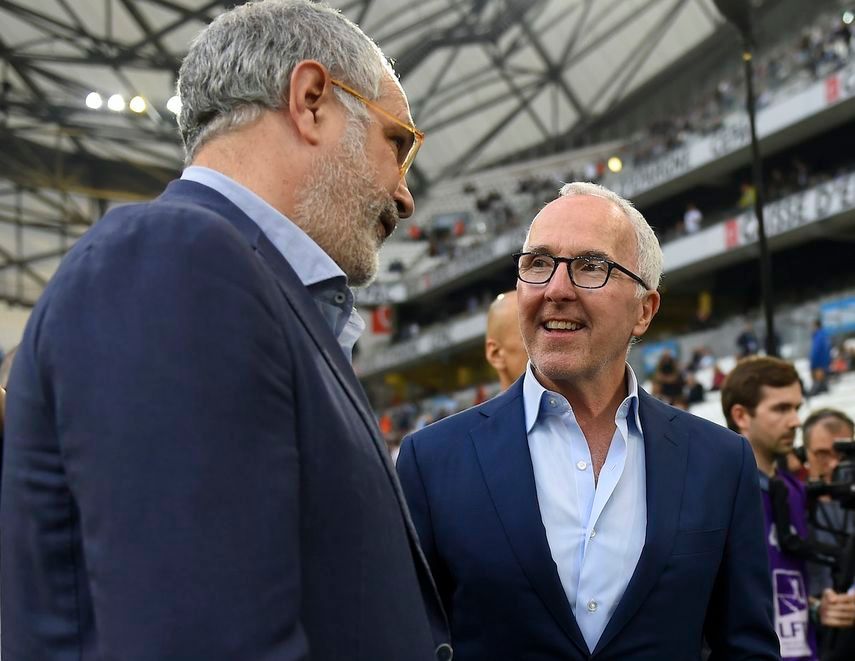 المدير الرياضي لأولمبيك مرسيليا أندوني زوبيزاريتا (يسار) يتحدث مع مالك نادي أولمبيك مرسيليا  فرانك ماكورت - AFP