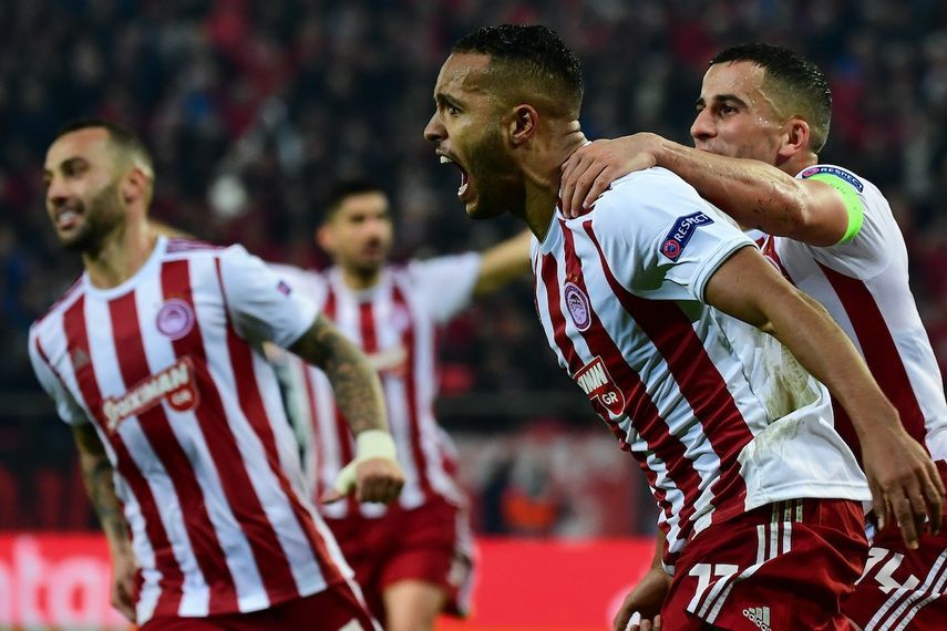 مهاجم أولمبياكوس المغربي يوسف العربي يحتفل بتسجيله أحد الاهداف لصالح فريقه - AFP