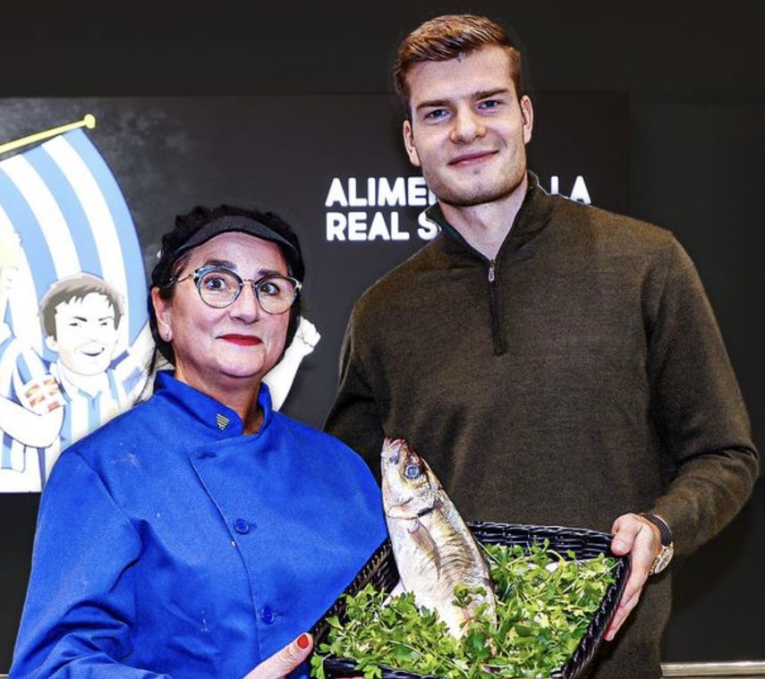 سورلوث يتسلم جائزة أفضل لاعب في شهر يناير 2023 من سوسيداد