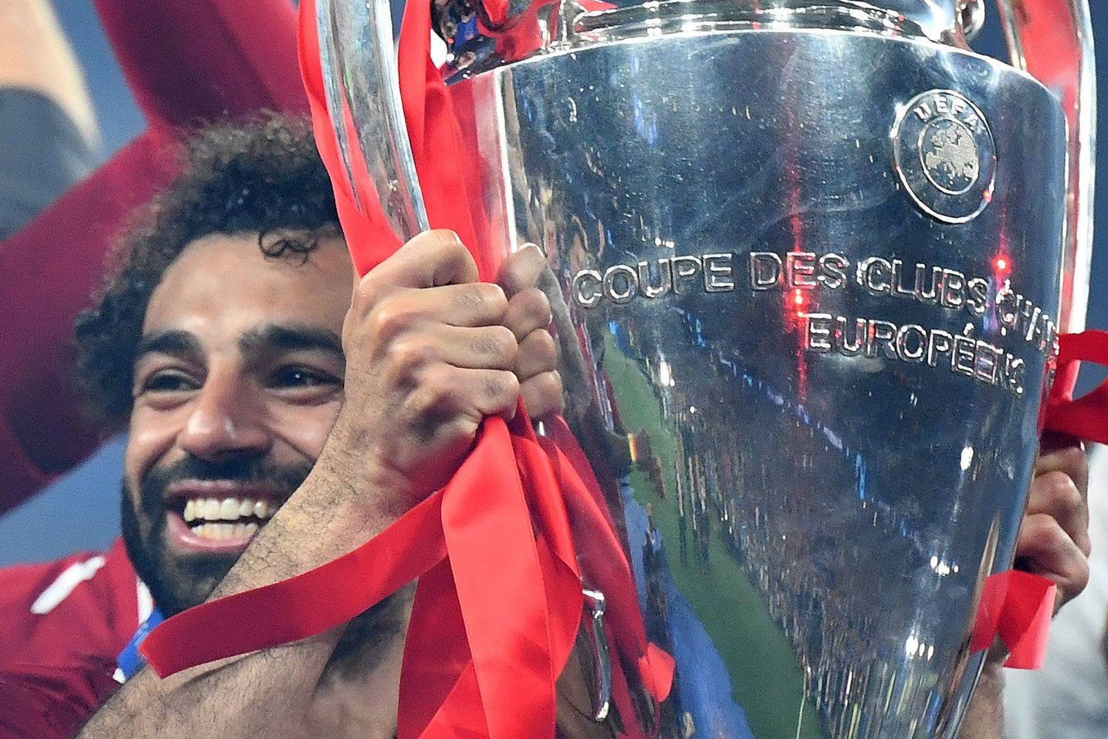 محمد صلاح يرفع 'كأس الأندية الأوروبية للأبطال' بعد فوزه في مباراة'ليفربول' و'توتنهام' في مدريد. يونيو 2019