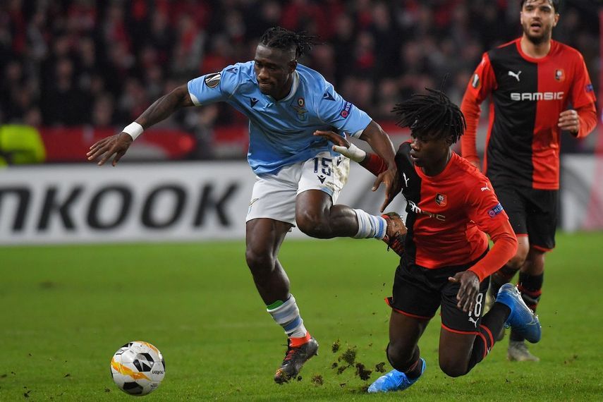 يقاتل مدافع لاتسيو باستوس (يسار) من أجل الكرة مع لاعب خط وسط رين الفرنسي إدواردو كامافينغا خلال مباراة كرة القدم الأوروبية UEFA League Grouo E بين نادي كرة القدم Stade Rennais و SS Lazio في Roazhon Park في رين ، شمال غرب فرنسا في 12 ديسمبر ، 2019. (تصوير لويك فينانس / وكالة الصحافة الفرنسية) - AFP