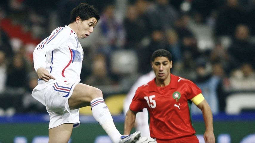 سمير نصري في مباراة المغرب وفرنسا على استاد سان دوني عام 2007