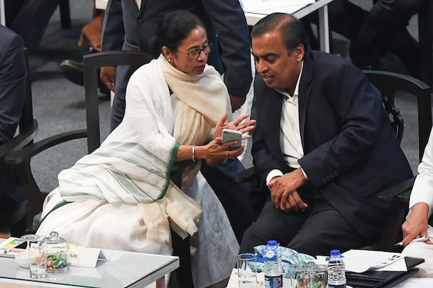 رئيس وزراء ولاية البنغال الغربية ماماتا بانيرجي (يسار) يتحدث مع رجل الأعمال موكيش أمباني (يمين) في قمة الأعمال العالمية البنغالية 2019 في كولكاتا ، 7 فبراير ، 2019. (تصوير Dibyangshu SARKAR / AFP), AFP