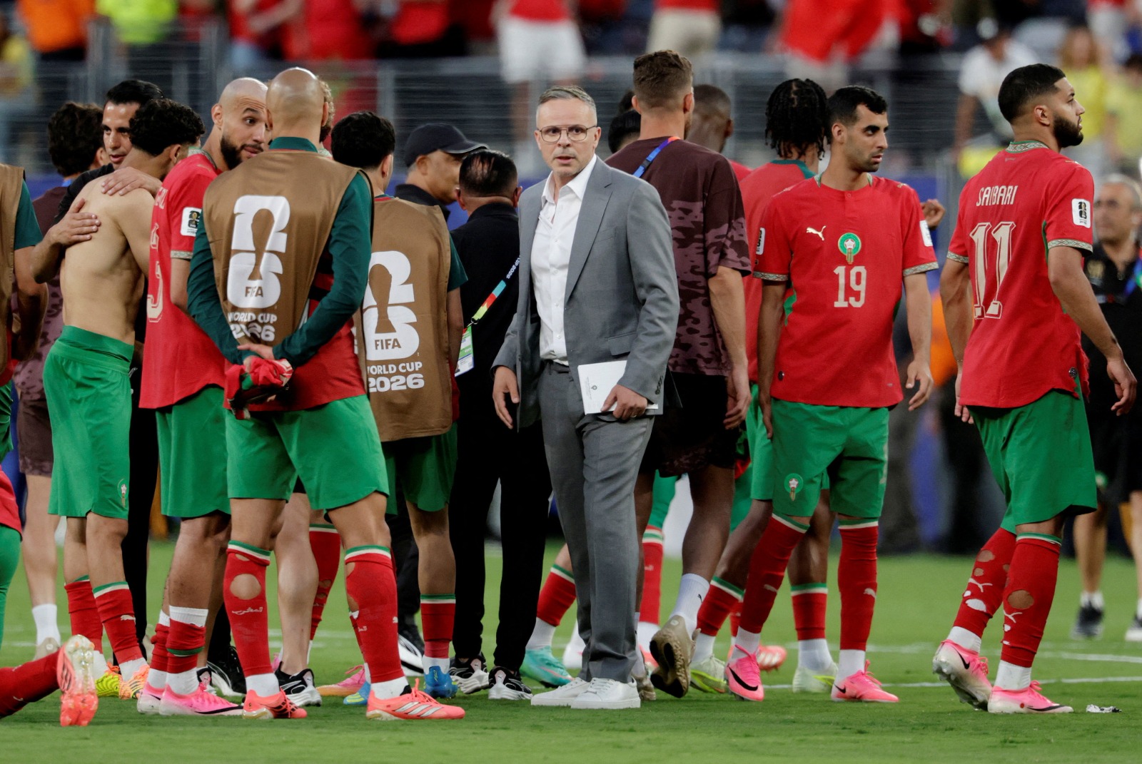 محمد وهبي مدرب المغرب مع لاعبيه بعد مباراة البرازيل في كأس العالم - 13 يونيو 2026
