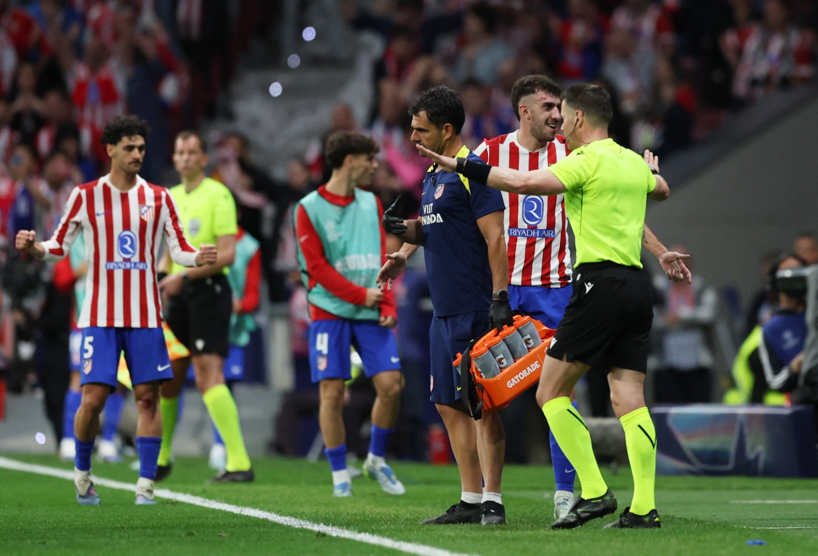 الحكم داني ماكيلي يتراجع عن احتساب ركلة جزاء لأرسنال أمام أتلتيكو مدريد بعد مراجعة الــ