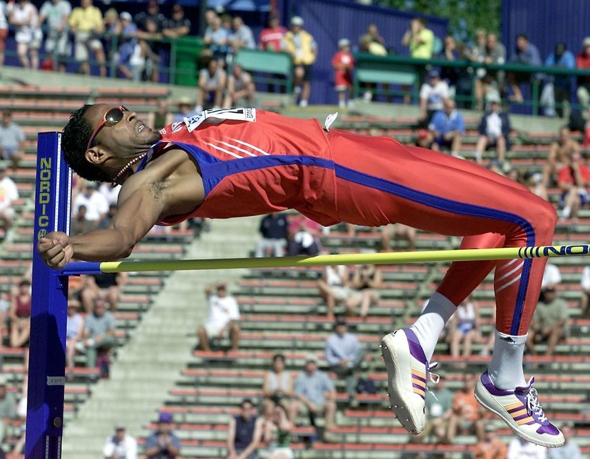 أسطورة ألعاب القوى الكوبية خافيير سوتومايور خلال إحدى قفزاته - AFP